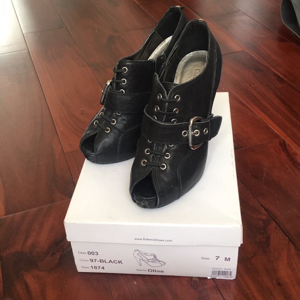Bakers Olive Pump in Black
